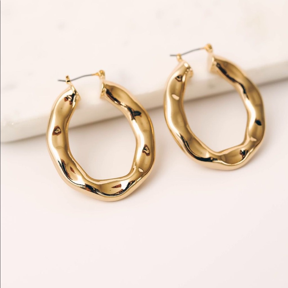🆕Adella Metallic Hammered Gold Hoop Earrings - Picture 2 of 7